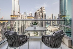 Outdoor dining - Phenomenal Burj Khalifa Views in This Lovely 2br! (Dubai)
