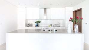 Micro-ondes, four, plaque de cuisson, lave-vaisselle