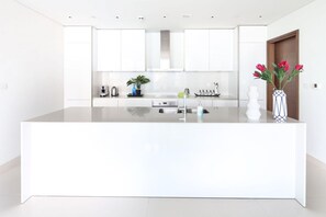 Microwave, oven, stovetop, dishwasher - Stunning And Premium 3BR In The Heart Of City Walk (Dubai)