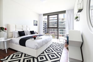 3 bedrooms, laptop workspace, iron/ironing board, bed sheets - Stunning And Premium 3BR In The Heart Of City Walk (Dubai)