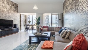 Living area - Supreme 2BR Apartment - Cosmopolitan Living in Dubai Marina! (Dubai)