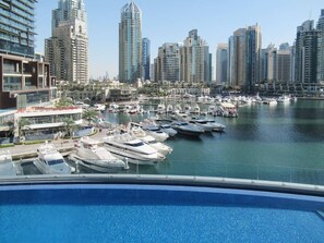 Una piscina al aire libre, una piscina con borde infinito