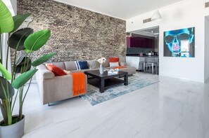 TV - Supreme 2BR Apartment - Cosmopolitan Living in Dubai Marina! (Dubai)