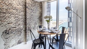 Dining - Supreme 2BR Apartment - Cosmopolitan Living in Dubai Marina! (Dubai)