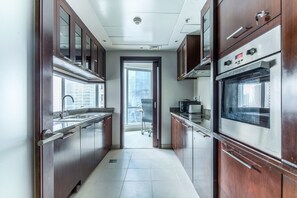 Microwave, oven, cookware/dishes/utensils - Top-notch 2BR With Magical Marina Views! (Dubai)