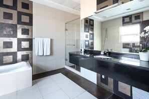 Bathtub - Spectacular Al Wasl Villa - With Private Pool (Dubai)