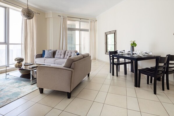 TV - Stylish & Spacious 2BR In Dubai Marina (Dubai)