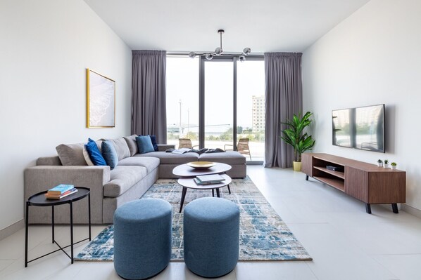 Living room - Stylish 2BR Apartment by the Beach - The Palm Jumeirah (Dubai)
