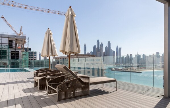 Piscine extérieure, piscine à débordement