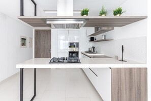 Micro-ondes, four, plaque de cuisson, lave-vaisselle