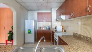 Micro-ondas, fogão, cooktop, talheres/pratos/utensílios de cozinha