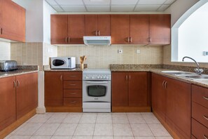 Microwave, oven, stovetop, cookware/dishes/utensils