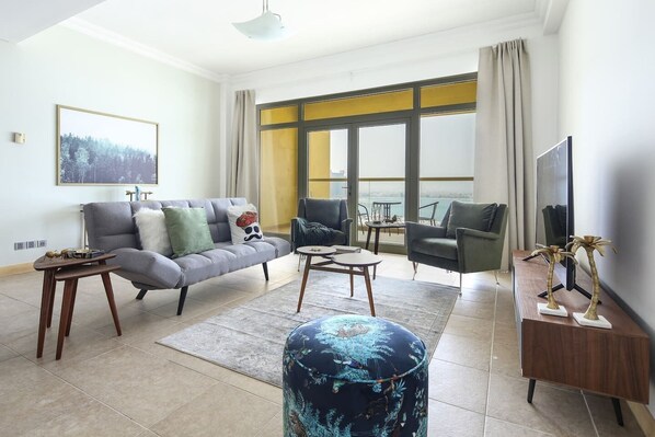 TV - Sleek And Elegant 1BR on The Palm! (Dubai)