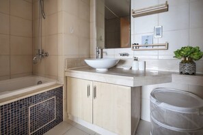 Bathtub - Sleek And Elegant 1BR on The Palm! (Dubai)