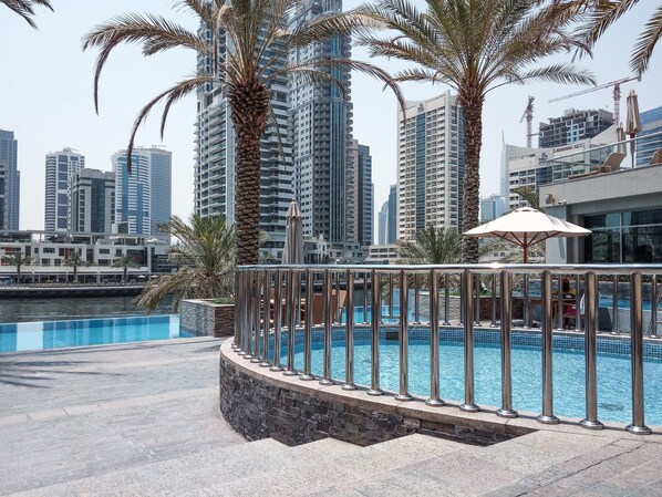 Outdoor pool - Radiant & Picturesque 1BR in Dubai Marina (Dubai)