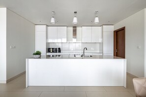 Microwave, oven, stovetop, cookware/dishes/utensils - Upscale 3BR Apartment In Prime Location - City Walk (Dubai)