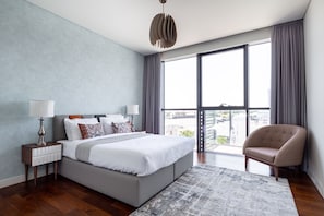 3 bedrooms, laptop workspace, iron/ironing board, bed sheets
