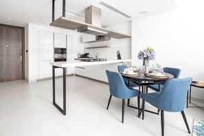 Dining - Superb 1BR Apartment Situated in Palm Jumeirah (Dubai)