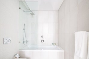 Bathtub - Superb 1BR Apartment Situated in Palm Jumeirah (Dubai)