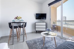 TV - Stylish and Comfy Studio in Lakeside Impz! (Dubai)