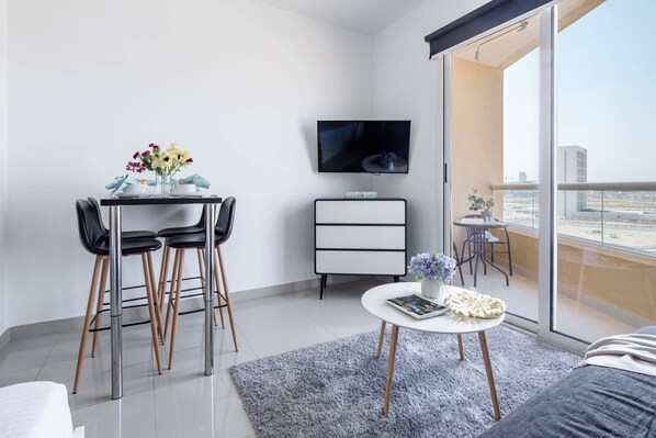 TV - Stylish and Comfy Studio in Lakeside Impz! (Dubai)