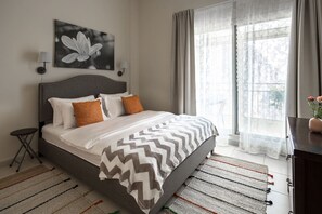 4 bedrooms, laptop workspace, iron/ironing board, bed sheets