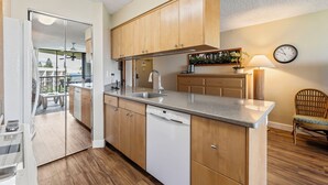 Coffee/tea maker, fridge, microwave, oven - Relaxing garden setting with ocean view A210 (Kihei)