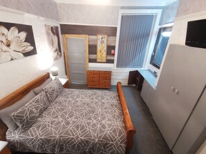 1 bedroom, iron/ironing board, free WiFi, bed sheets - Immaculate 1-bed Apartment in Blackpool - Sleeps 5 (Blackpool)