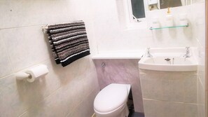 Bathroom - Immaculate 1-bed Apartment in Blackpool - Sleeps 5 (Blackpool)