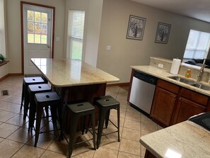 Fridge, microwave, oven, stovetop - Large vacation house, private pool and hot tub, lots of privacy, perfect getaway (Albrightsville)