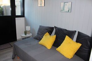 TV connectée, livres, chaîne hi-fi, espaces bureaux