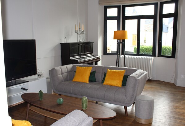 TV connectée, livres, chaîne hi-fi, espaces bureaux