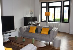Smart TV, libri, impianto stereo, studio