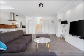 Televisión, reproductor de DVD y tenis de mesa 