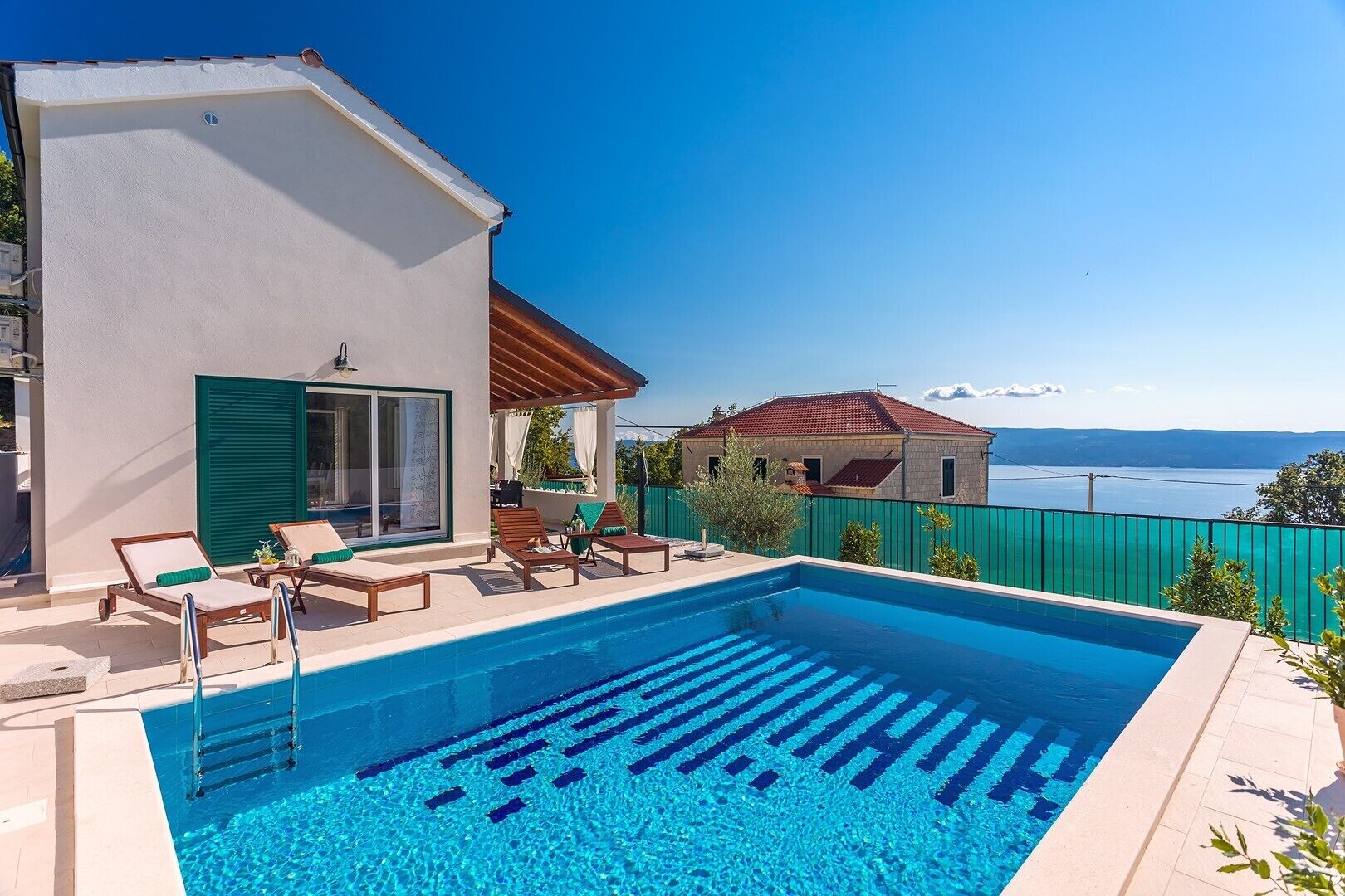 Private 28 sqm pool (7m x 4m), 4 deck chairs, and 2 sun umbrellas