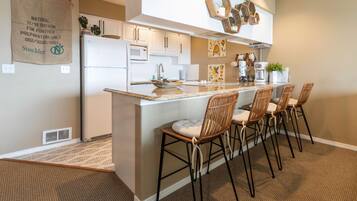Coffee/tea maker, fridge, microwave, oven