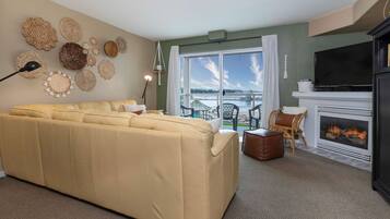 TV connectée, cheminée, lecteur de DVD