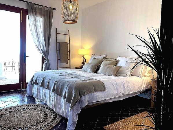 5 bedrooms, iron/ironing board, WiFi, bed sheets