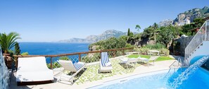 A pool area with lounge chairs and a view of the sea. - Villa Idris, a nice villa with pool in Praiano (Praiano)