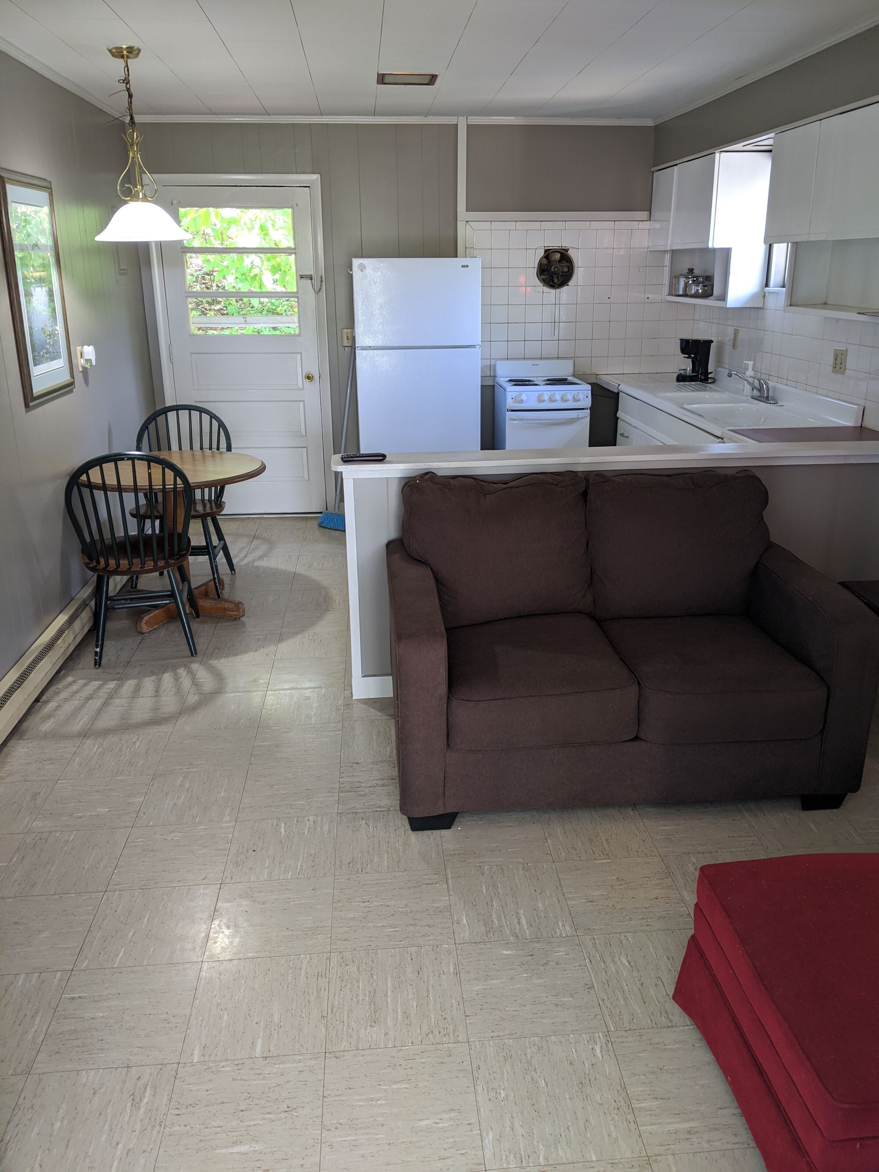 Clean, full kitchen, stand alone cabin adjoining Lake Barkley State Park