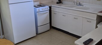 Clean, full kitchen, stand alone cabin adjoining Lake Barkley State Park