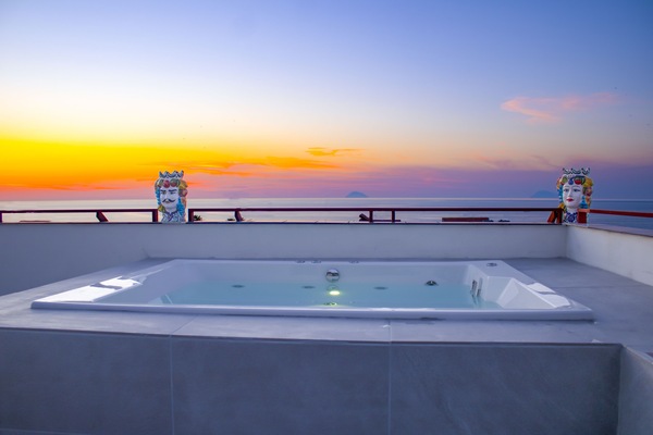 Banyera d'hidromassatge a l'aire lliure