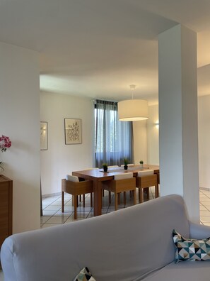 Villa, 4 Bedrooms | Living area | 32-inch flat-screen TV with digital channels, TV, fireplace - Bnbook - Villa Biancospino (Travedona-Monate)