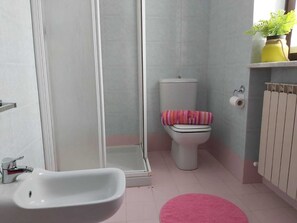 Villa, 4 slaapkamers | Badkamer | Een regendouche, een haardroger, een bidet, handdoeken