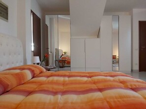 Villa, 4 Bedrooms | 4 bedrooms, laptop workspace, iron/ironing board, free WiFi - Bnbook - Villa Biancospino (Travedona-Monate)