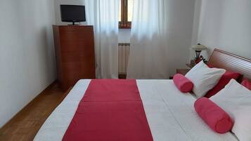 4 bedrooms, laptop workspace, iron/ironing board, free WiFi