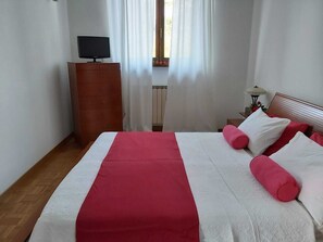 Villa, 4 slaapkamers | 4 slaapkamers, een laptopwerkplek, een strijkplank/strijkijzer