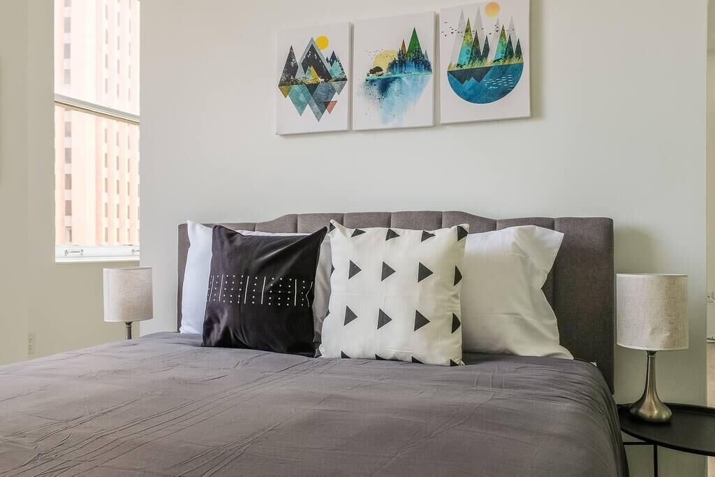 Frontdesk | Bright Studio Apt in Downtown