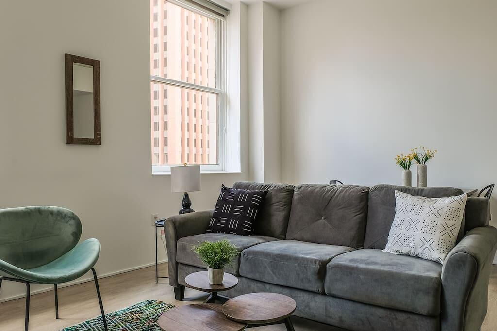 Frontdesk | Bright Studio Apt in Downtown