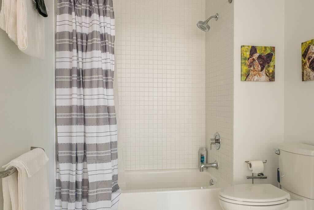 Frontdesk | Bright Studio Apt in Downtown